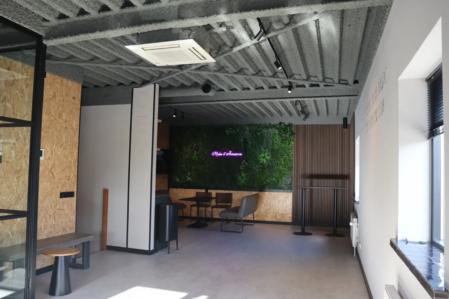De open werkruimte met OSB-wanden