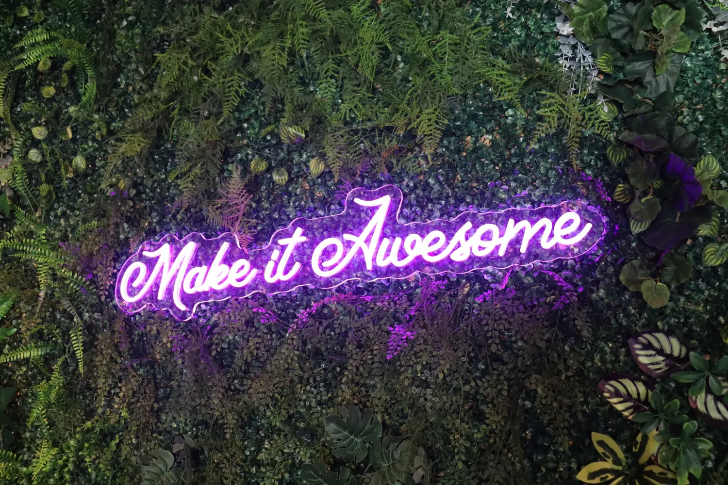 Neonbord Make it Awesome op de plantenwand