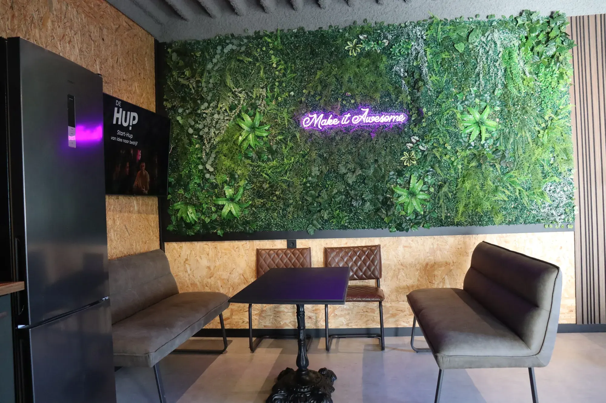De plantenwand met neonbord Make it Awesome bij De HUP