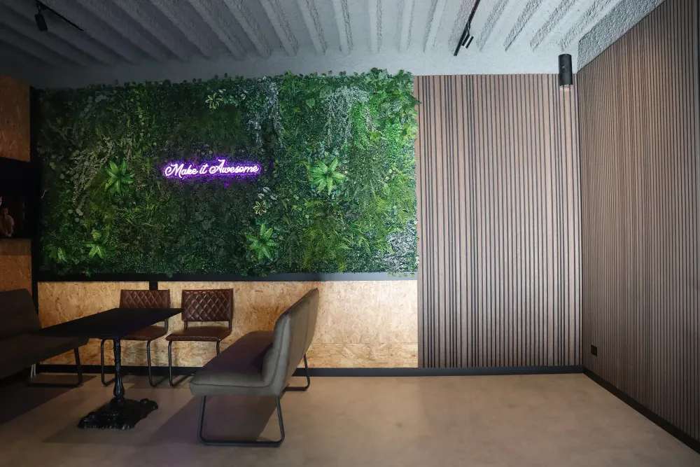 Plantenwand met lattenwand in de lounge
