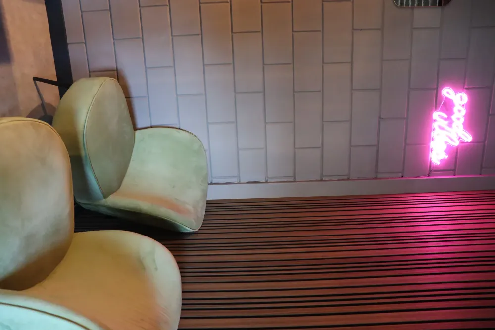 Loungestoelen met neonbord good vibes