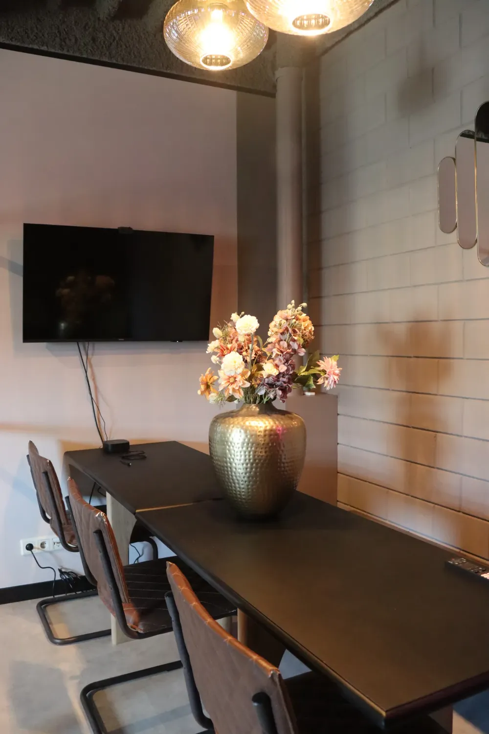 Vergadertafel met bloemen