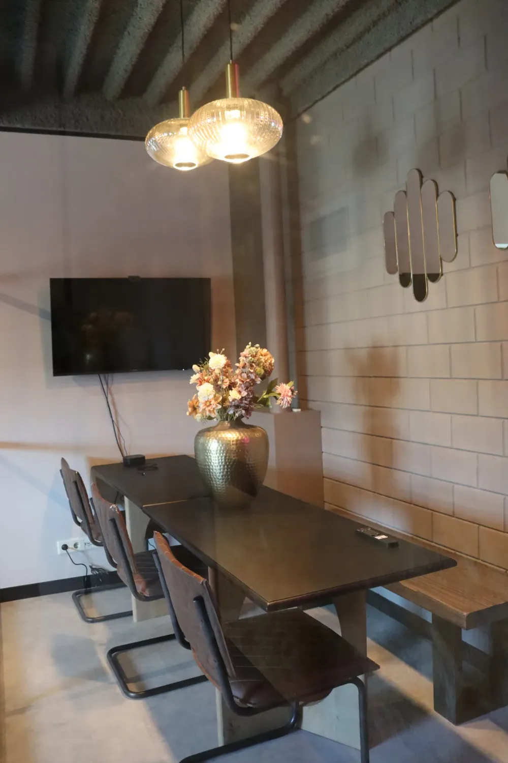 Vergadertafel met bloemen