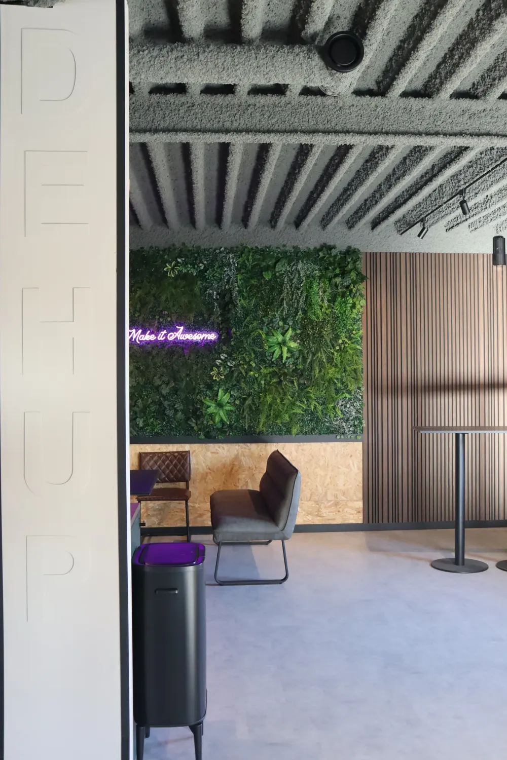Plantenwand met de letters HUP op de muur