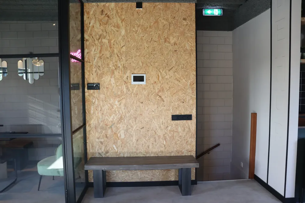 OSB-wand met bank