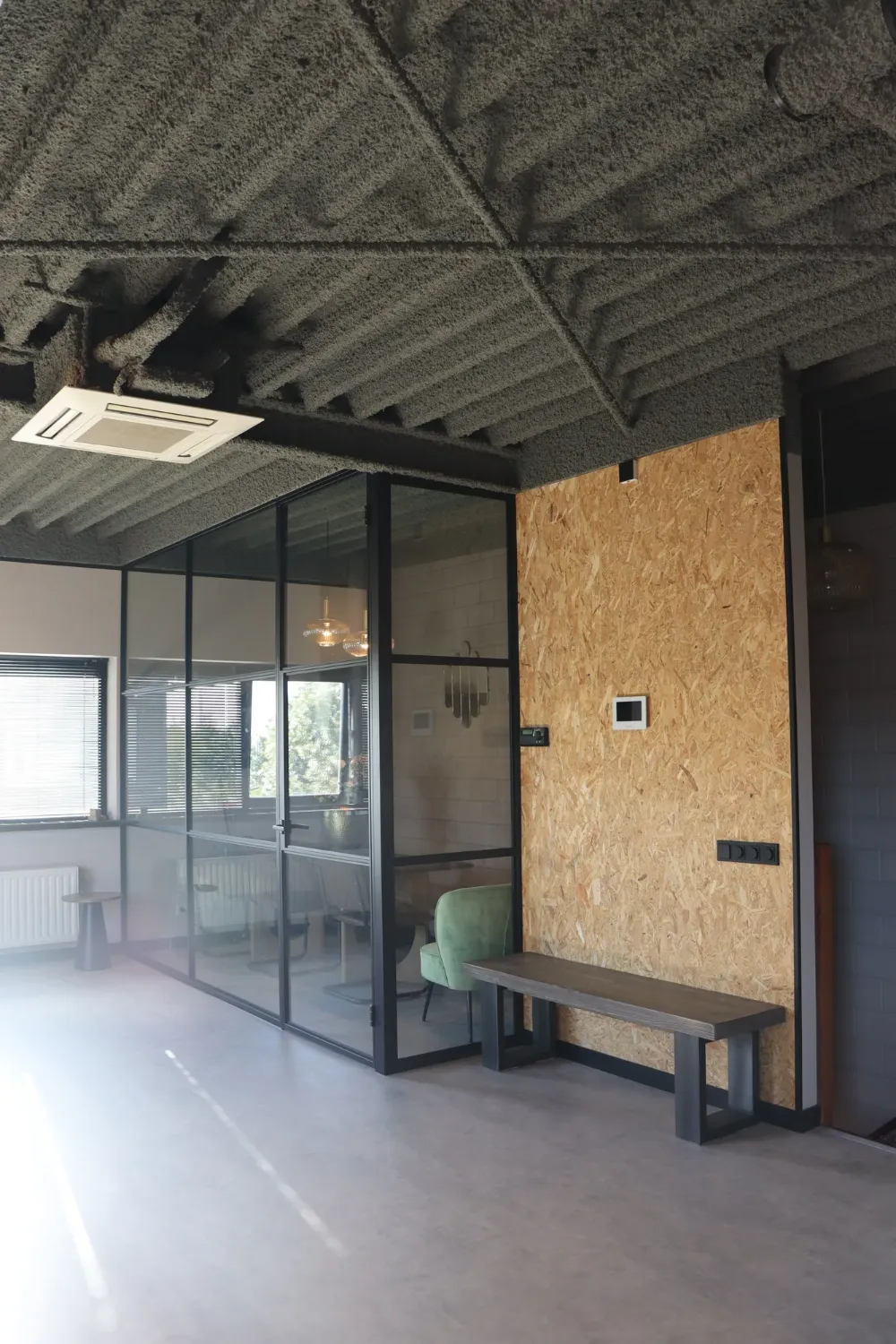 Stalen glaswand en OSB-bank