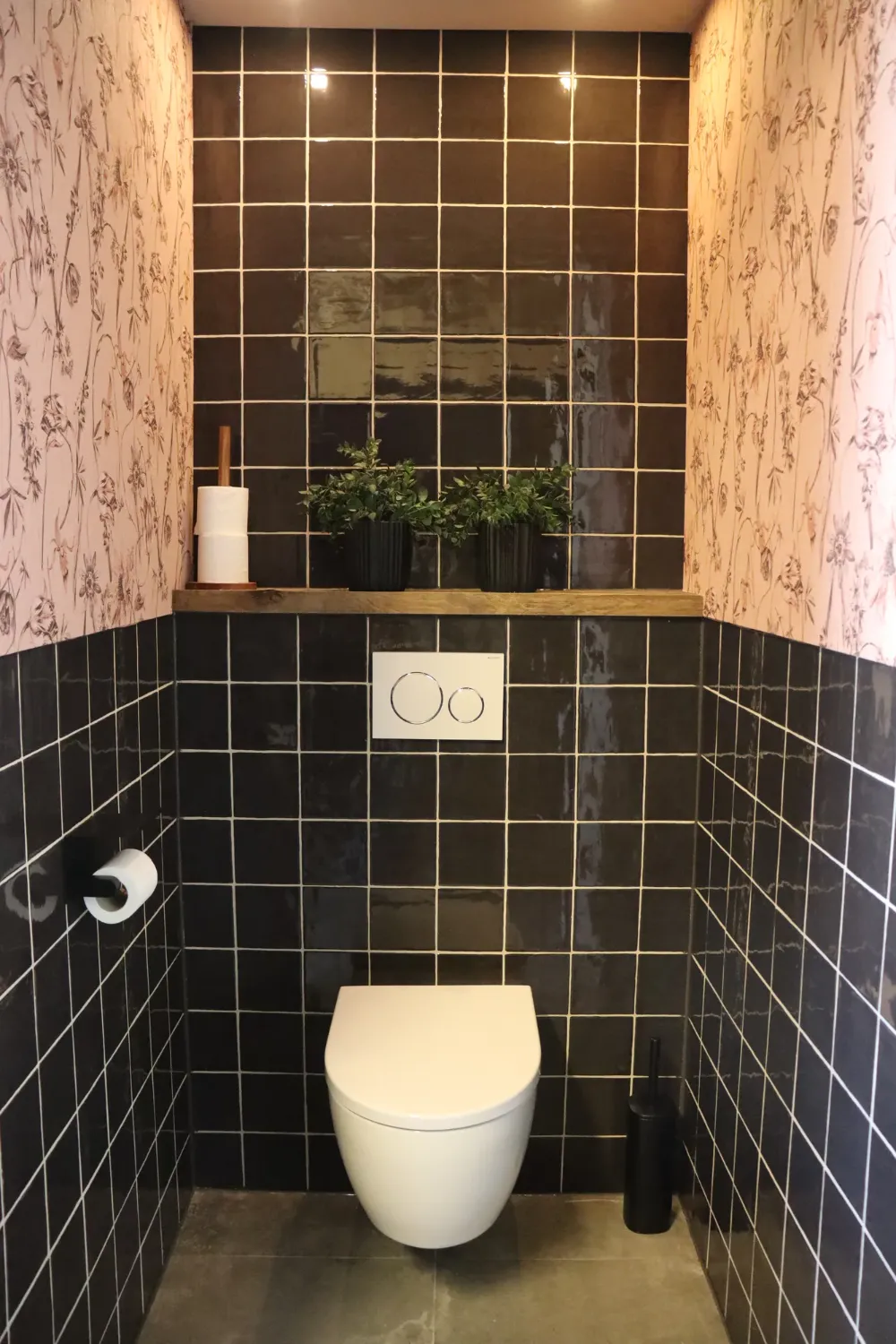 Toilet met zwarte tegels