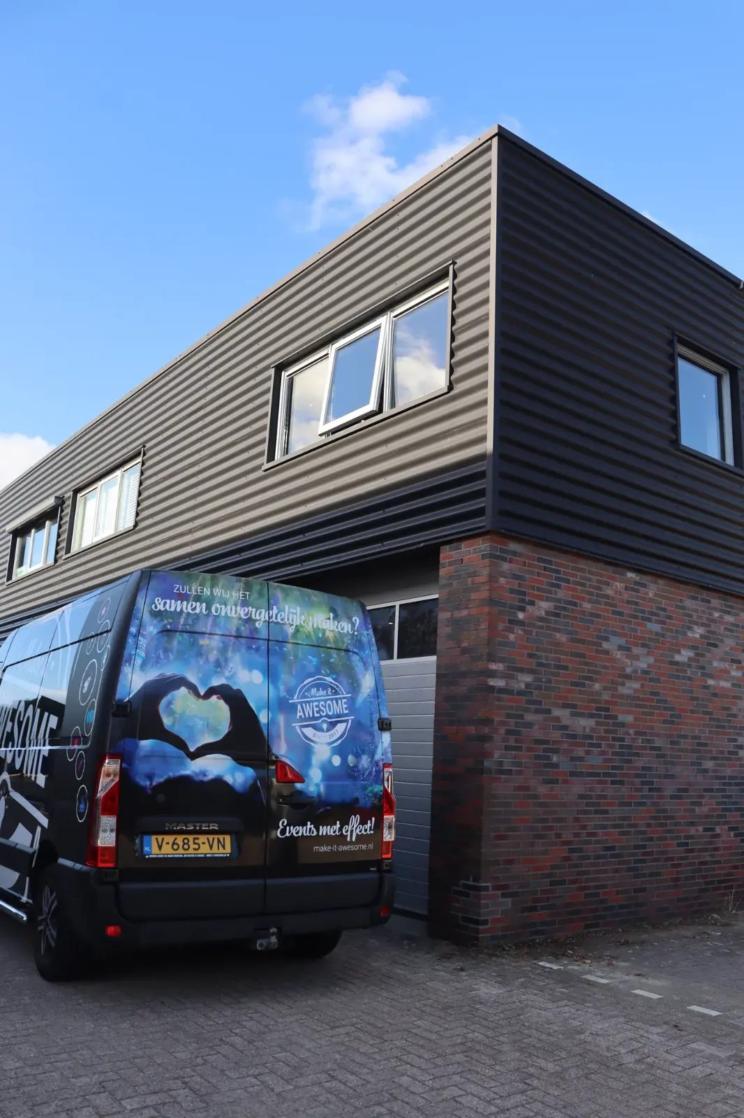 De Make it Awesome bus voor de gevel