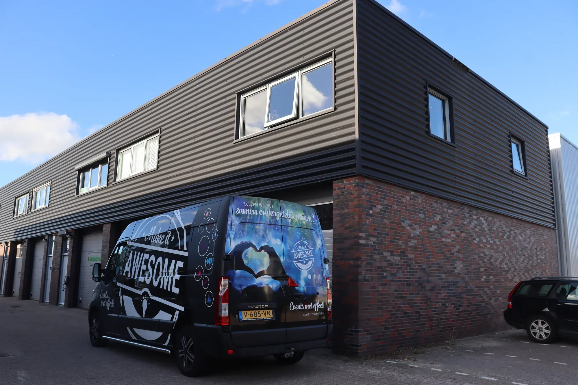 De gevel van De HUP met de Make it Awesome bus