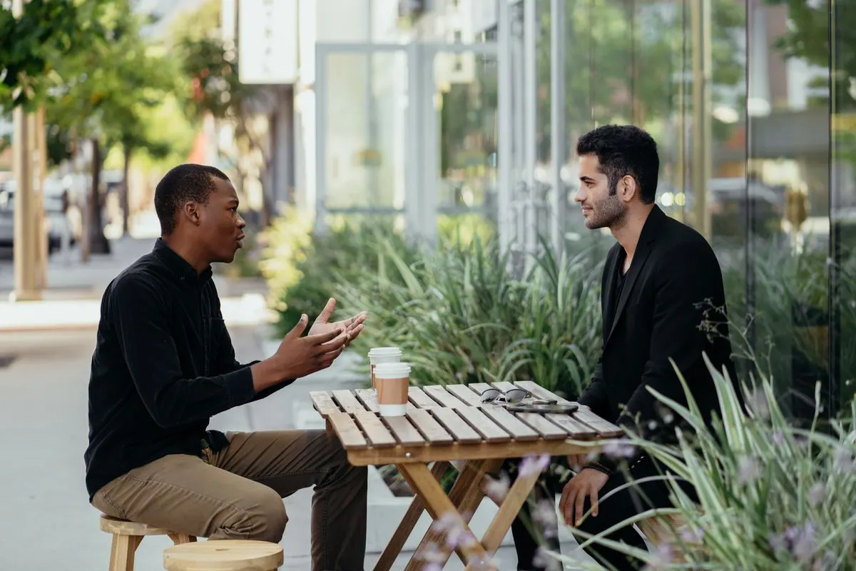 Twee mensen in gesprek aan een tafel