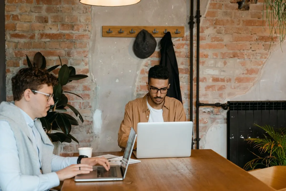 Werken aan een grote tafel met laptops
